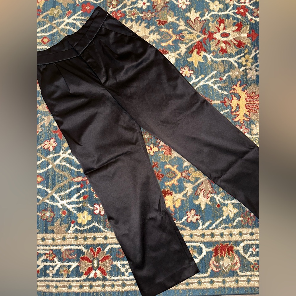 Zara’s Sleek Black Dress Trousers with Waist Detailing